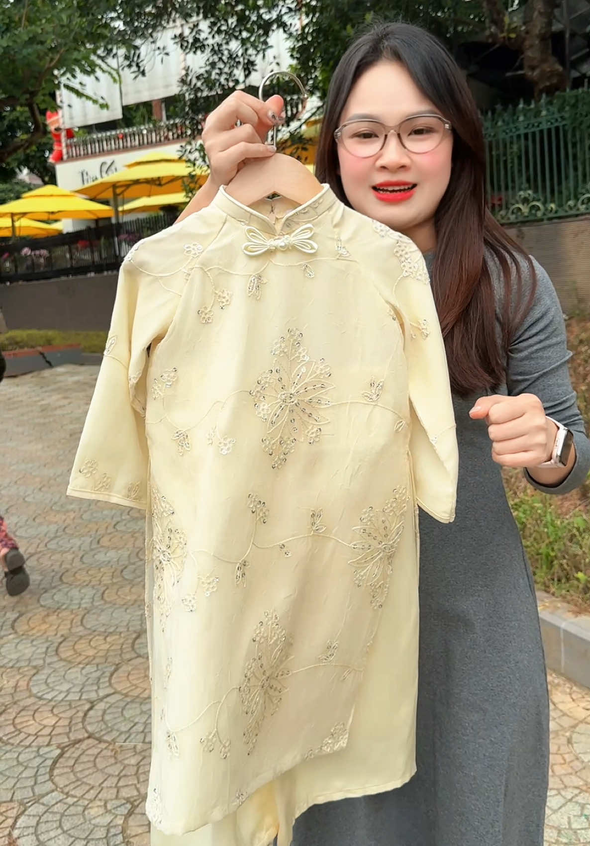 Áo dài đính kết điệu đà cho bé gái. #aodaichobe #aodai #huyennikids 