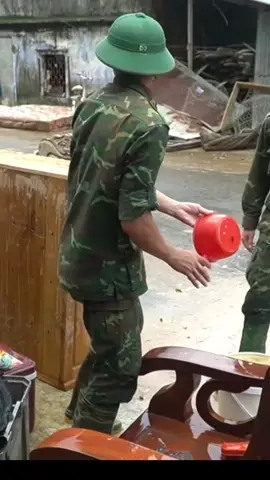 Cán bộ chiến sĩ QK5 dọn dẹp giúp dân vùng lũ Hoà Thịnh. #nước #tổquốcviệtnam🇻🇳 