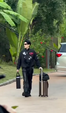 Lâu lâu ẻm mới đi quay show thực tế, ờm tay xách túi Des là nó lại mang quà cho mn, ông chủ này rất thích tặng quà mn 😆. Cái nết ngoan ngoãn mà hay trêu ng lắm cơ 😆#dylanwang #vươnghạcđệ #wanghedi #chinaactor #fyp 