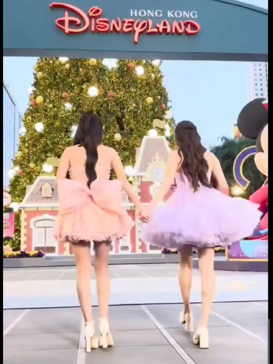 Christmas presence feels so much better with these two 🥹🫶. @becky armstrong @srchafreen #centralwOrldXmasXFreenBecky #centralworld #freenbecky #freensarocha #beckyarmstrong 