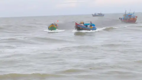 Sóng Lớn Đẩy Xuồng Nhỏ #bienlagi 