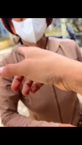 đi nhận quà từ thiện  trong túi không có tiền ,bà cô liền ném xuống  đất #fyp #tintuc #tuthien#mientrungmualulut 