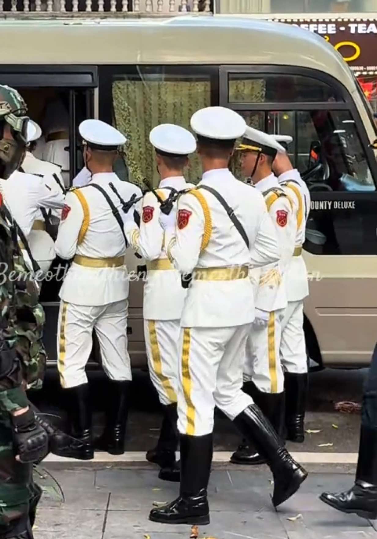 Đàn vịt con khi lên xe🐥 Tui mún focus nhiều người nên phải lia cam lia lịa😆 Tui cắt đoạn chú quân y vì muốn up riêng 👉🏻👈🏻 __ Quân đội Trung Quốc đến Việt Nam A80 Diễu binh A80 Chỉ huy quân đội Trung Quốc A80 __ #quockhanh2025 #viral #dieubinh #a80 #quannhantrungquoc 