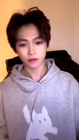 momy mulut nya kenapa kok berdarah..?💋 kenapa panik my ..?aku pura pura gak lihat kk..?🙈🤭🤫💋💋#tianziyu🍋🐟 #ziyu💙🔮🐟 #tianxuning💛⚡🐍 