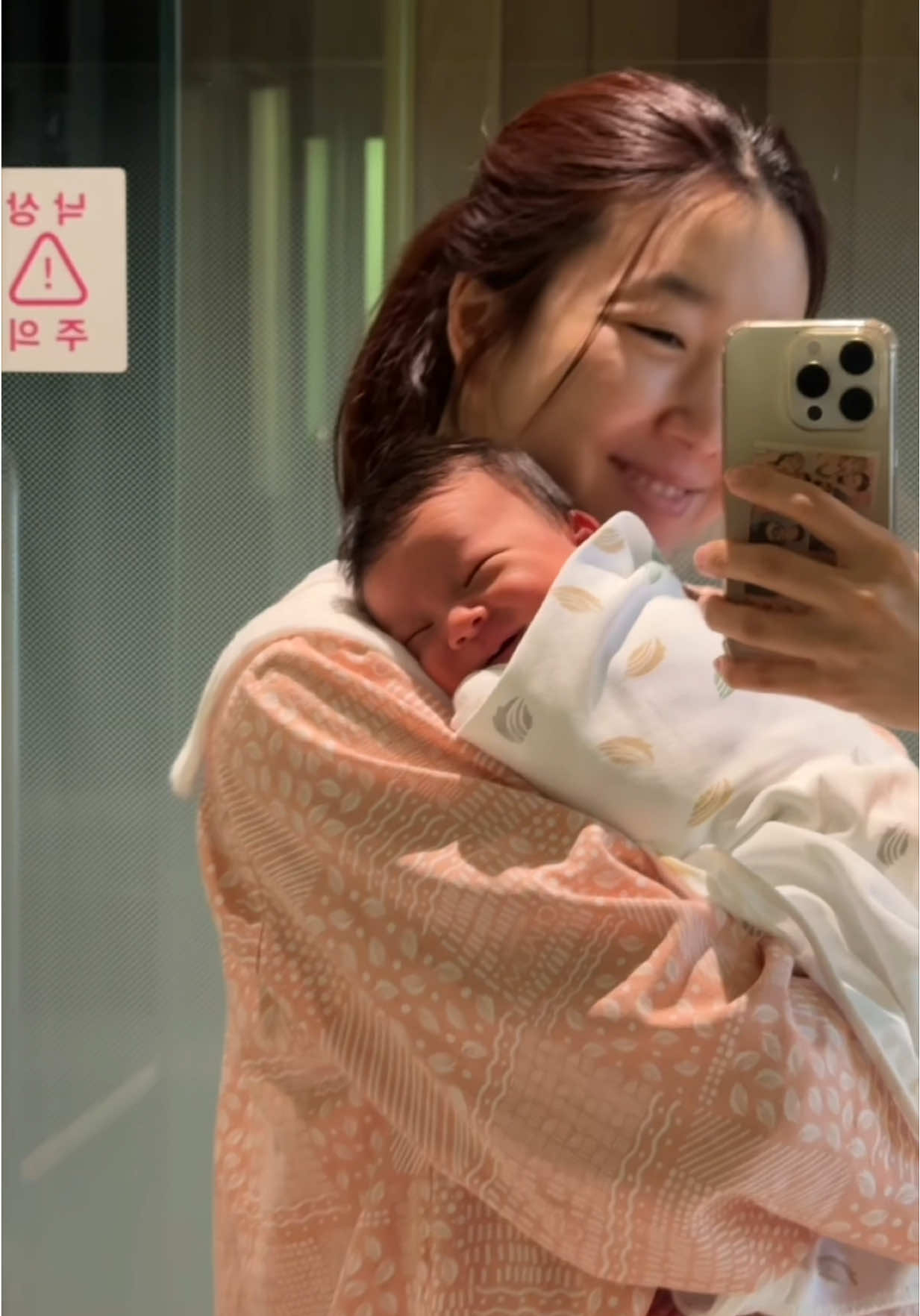 Hari ini sempat tenang sebentar, dengerin lagu ini, dan baru nyadar—Sakura tumbuhnya cepet banget. Semua malam tanpa tidur, pelajaran yang nggak ada habisnya, hari-hari di mana kebutuhannya selalu duluan sementara aku keteter… Aku nggak nyadar secepat itu dia jadi sosok kecilnya sendiri. Kadang, penting juga buat berhenti sebentar, scroll foto-foto di galeri, dan ngerasain lagi betapa berharganya momen-momen singkat ini. Bener-bener liat, sebelum semuanya hilang pelan-pelan jadi memori.