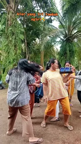 emak emak goyang lagi 🤣menyala emak emak😘😘 #fypシ 