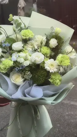 Bó hoa phối trắng – xanh cực sang, tươi lâu, phù hợp tặng sinh nhật, khai trương, kỷ niệm hoặc đơn giản là gửi một lời chúc an yên. #CapCut #shophoaquan7 #hoatuoisaigon #flowers #xuhuong 