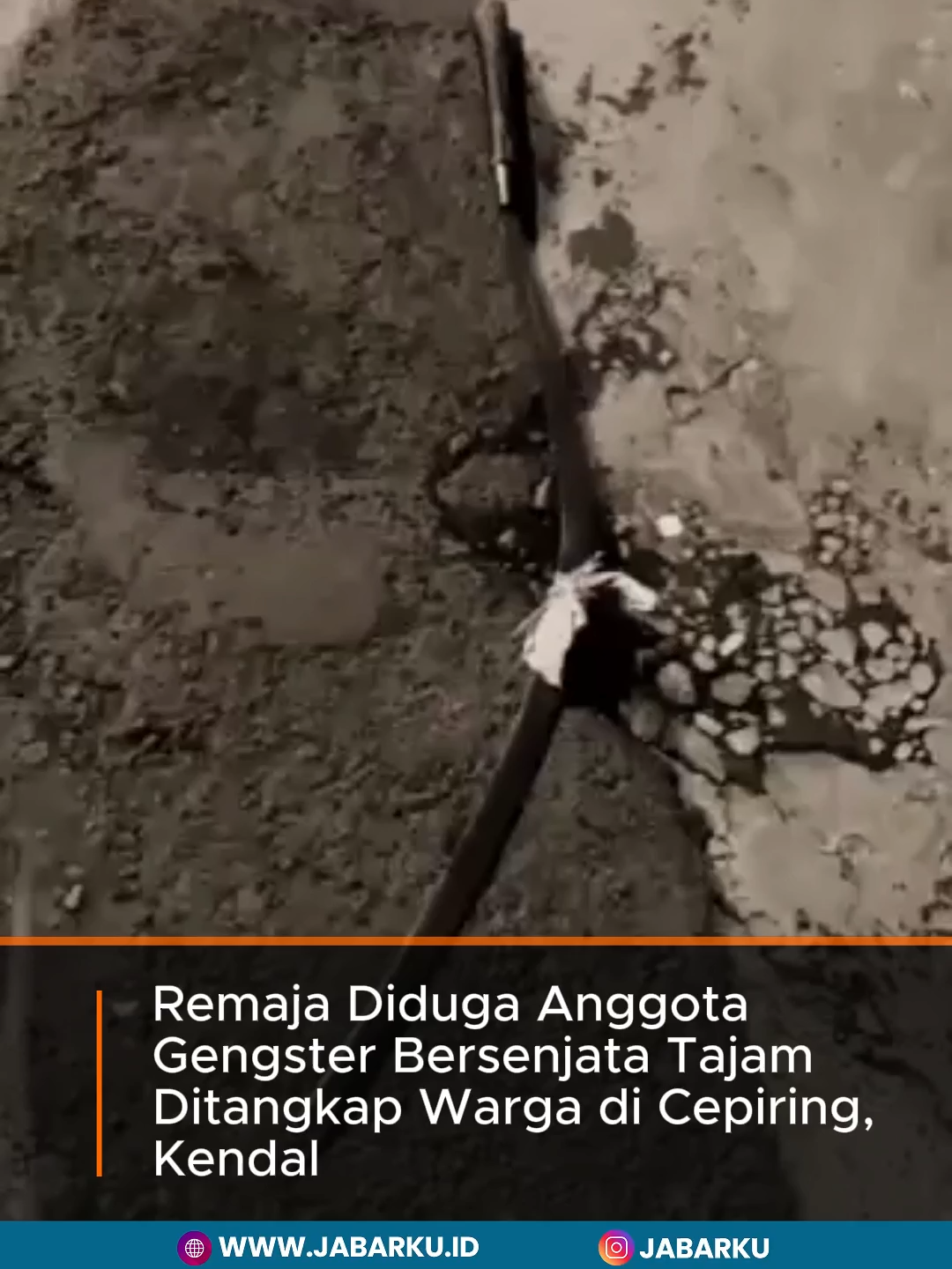 Sejumlah remaja yang diduga merupakan anggota gengster bersenjata tajam ditangkap warga di wilayah Karangayu, Kecamatan Cepiring, Kendal, tepatnya di persimpangan IRSALINA, pada Minggu (23/11/2025) sekitar pukul 04.30 WIB. Para remaja itu diamankan setelah warga melihat mereka berkumpul sambil membawa sajam dan diduga hendak melakukan aksi tawuran. Aksi penangkapan yang dilakukan warga tersebut sempat terekam video dan langsung viral di media sosial. #Kendal #Cepiring #Karangayu #Gengster #Sajam #Tawuran #Kriminal #BeritaKendal #Viral #InfoTerkini