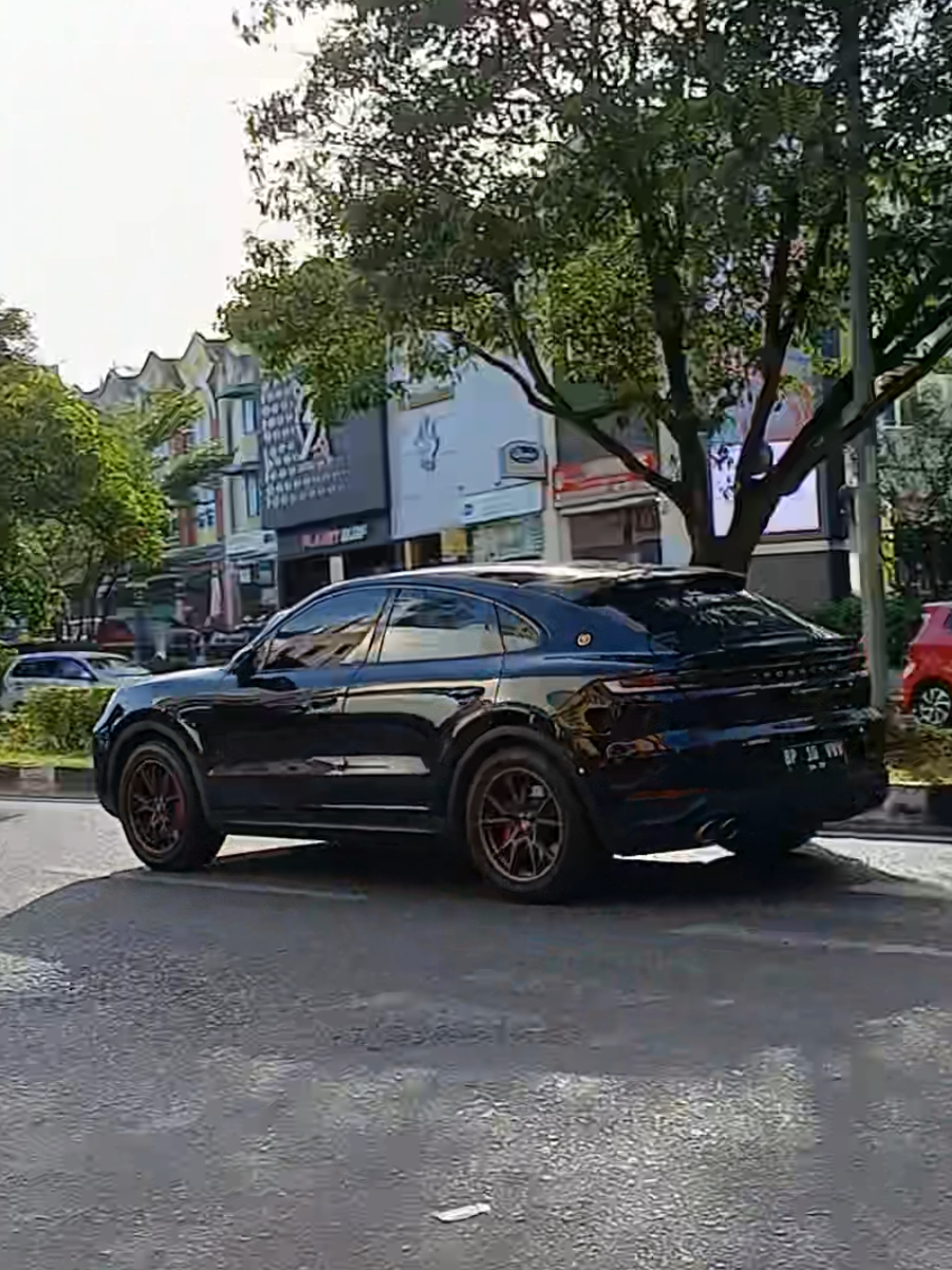 Porsche Cayenne Black #spottingcarsbatam #porschecayenne #porschecayennebatam #porschecayenneindonesia #porschecayennecoupe 