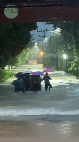 24/11/2025 น้ำที่ลดไปแปปเดียว กลับขึ้นมาท่วมสูงและหนักกว่าเดิม ไฟฟ้า น้ำประปาโดนตัดไปหมดแล้ว บรรยากาศที่น้ำท่วมคืนแรกวนกลับมา #ไม่เป็นไรนะตัวเอง #น้ำท่วมหาดใหญ่2568