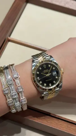 𝗥𝗼𝗹𝗲𝘅 𝗗𝗮𝘁𝗲𝗷𝘂𝘀𝘁 𝟰𝟭 — 𝗢𝘆𝘀𝘁𝗲𝗿𝘀𝘁𝗲𝗲𝗹 & 𝗬𝗲𝗹𝗹𝗼𝘄 𝗚𝗼𝗹𝗱 ⌚✨ (Ref. 126333 — Black Diamond Dial) A timeless Rolex icon — powerful, refined, and unmistakably luxurious. This Datejust 41 pairs Oystersteel with 18k yellow gold, finished with a bright black sunray dial set with diamonds. The fluted bezel and Jubilee bracelet elevate the look with classic Rolex sophistication. A statement piece that never goes out of style — bold enough to stand out, classic enough to wear for life. Cash • Bank Transfer • In-store Layaway • Credit Card 🛒 Available in-store & online 📲 Viber / WhatsApp: 0921-773-0042 📍 Waze: The Coveted Luxe, Plaridel Bulacan • Store pickup 11 AM–9 PM daily • Same-day rider delivery • PH Nationwide via LBC • Worldwide via DHL Air Freight