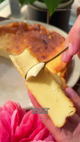 Cheesecake fara blat - cea mai simpla si mai buna reteta😍 Mai nou aceasta este prajitura noastra preferata- si de mancat, si de pregatit. Cheesecake fara blat, cremos, usor aerat, si plin de arome. Pentru a il pregati ai nevoie doar de un bol mai mare si un tel. Hai sa facem impreuna aceasta bunatate. 📝Lista ingrediente: - 610 g crema de branza; - 50 g smantana; - 160 g de zahar; - 4 oua; - 400 g smantana pentru gatit; - 100 g de faina; - o lingura de amidon de porumb; - vanilie. 👩🏻‍🍳Mod de pregatire: Folosim un bol maricel si un tel pentru a amesteca toate ingredientele. Incepem cu crema de branza, smantana si zaharul. Imediat ce acestea s-au omogenizat, continuam cu restul ingredientelor: ouale unul cate unul, vanilia, smantana pentru gatit, faina si amidonul. Acoperim o tava rotunda cu laterale detasabile cu o hartie de copt si punem in ea tot aluatul obtinut. Bagam la cuptorul preincalzit la 220 de grade pentru 35-40 de minute. Intre timp, pregatim si crema delicioasa pe care o vom pune pe deasupra punand la topit ciocolata neagra si cateva linguri de smantana pentru gatit. Scoatem prajitura din cuptor si o lasam putin la racit. O putem servi calduta, insa este mult mai buna dupa ce a stat cateva ore la frigider. Rezultatul? O bunatate cu gust perfect.