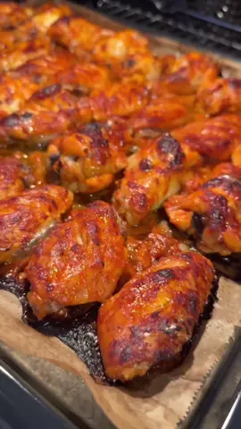 أجنحة دجاج متبلة  1.5 كيلو أجنحة للصلصة: ملعقتان كبيرتان ممتلئتان من الزبادي، نصف كوب حليب، فصان من الثوم المهروس، 4-5 ملاعق كبيرة من زيت الزيتون أو الزيت النباتي، ملعقة كبيرة من معجون الطماطم، ملعقة صغيرة من الفلفل المطحون، ملعقة صغيرة من رقائق الفلفل الأحمر (إذا كنت تفضل الطعم الحار)، ملعقة صغيرة من الزعتر، ملعقة ونصف من الملح، نصف ملعقة صغيرة من الفلفل الأسود، ملعقة صغيرة ممتلئة من العسل، ملعقة صغيرة ممتلئة من الخردل، أو ملعقة كبيرة من عصير الليمون.  اخلط جميع مكونات الصلصة واغمس الأجنحة في الصلصة. اتركها منقوعة في الصلصة لمدة ساعة إلى ساعتين على الأقل. كلما طالت مدة نقعها في الحليب، كان ذلك أفضل. رتب الأجنحة في صينية واخبزها في فرن مسخن مسبقًا على درجة حرارة 230 درجة مئوية بدون مروحة لمدة 40-45 دقيقة