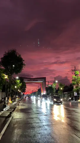 Indah sekali langit after rain sore hari di kediri hari ini 🥺😍 #kedirilagi #kediripride #kedirihits #kediritiktok #kediri24jam #afterrain #sunset #sunsetlover #explorekediri #fyp #musik 