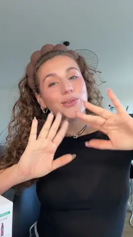 ✨ En ce moment, avec le stress, je remarque une vraie chute de cheveux… Du coup j’ai commencé une cure antichute avec les gélules @KloraneUSA, et ça m’aide à retrouver force et vitalité 💆‍♀️ Kératine, vitamines, plantes… un petit boost qui fait du bien à mes cheveux ✨ 👉 Vous aussi, vous traversez une période où vos cheveux fatiguent un peu ? 💬 #klorane #complémentalimentaire #haircare #antichute #tipscheveux 