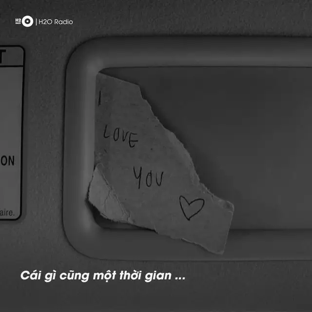 Chúng ta đã từng là tất cả của nhau, từng là tin nhắn đầu tiên vào buổi sáng, là cuộc gọi cuối cùng trước khi chìm vào giấc ngủ. Những ngày tháng đó, anh là thói quen của em, và em là cả thế giới nhỏ bé của anh. Chúng ta đã từng hứa hẹn, từng vẽ ra viễn cảnh tương lai có nhau, từng nghĩ chẳng có gì có thể chia cắt được tình yêu này. Thế nhưng, tình yêu, dù đẹp đến mấy, cũng không chống lại được hiện thực. Có lẽ chúng ta đã gặp nhau vào một thời điểm chưa đúng. Hoặc cũng có thế, chúng ta yêu chưa đủ trưởng thành để gìn giữ nhau giữa những lần giận hờn, những hiểu lầm không tên, và khoảng cách vô hình cứ ngày một lớn dần. Chúng ta dần thay đổi, dần xa lạ ngay trong chính mối quan hệ từng rất thân quen. Những cuộc trò chuyện thưa dần, những lần im lặng nhiều hơn là quan tâm. Rồi một ngày, không ai nói lời chia tay, nhưng cả hai đều hiếu, đã đến lúc phải dừng lại. Có những cuộc tình kết thúc không phải vì hết yêu, mà vì không còn đủ sức để ở lại. Không oán trách, không hối hận, chỉ còn những hoài niệm nhắc rằng đã từng có một người khiến tim mình rung động đến thế. Và rồi, sau tất cả những yêu thương từng cháy bỏng, sau bao lần vun vén và cả những lần lặng lẽ rơi nước mắt vì nhau. Cuối cùng, mình trả nhau về vị trí ban đầu vốn có em là em, anh là anh, hai kẻ xa lạ từng đi qua cuộc đời nhau với tư cách là một mối tình dang dở.