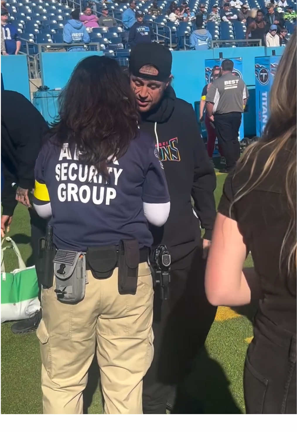 A clean-shaven Uncle Roll in the house for today’s @Titans game. #jellyroll #titans 