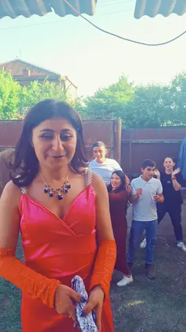 #ფორიუ   რეზინის ჩუსტებს არ ვიმჩნევთ პატარძალი დაიღალა მაღლებით ხოდა რაც მოხვდა ხელთ ჩაიცვა🤣😃 საუკეთესო  და ბედნიერი დღე გამოვიდა ქორწილი სეფაში🥰❤️ 