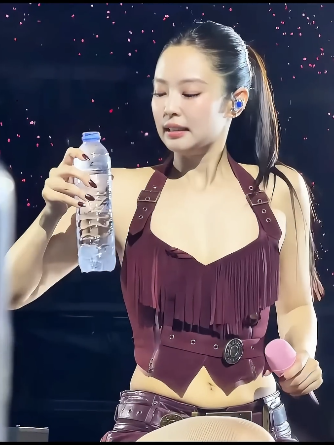 Blackpink Vs Jennie Drinking Water 🥤😂 She Hits A Different Level 👍  #blackpink #jennie @user12545294205 