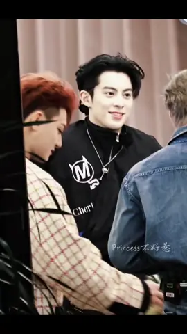 Mặc dù đi quay show nhưng chàng trai tình cảm mang theo nguyên set tiểu D để tặng các thành viên 💜 #王鹤棣 #dylanwang #wanghedi #vuonghacde #didi 