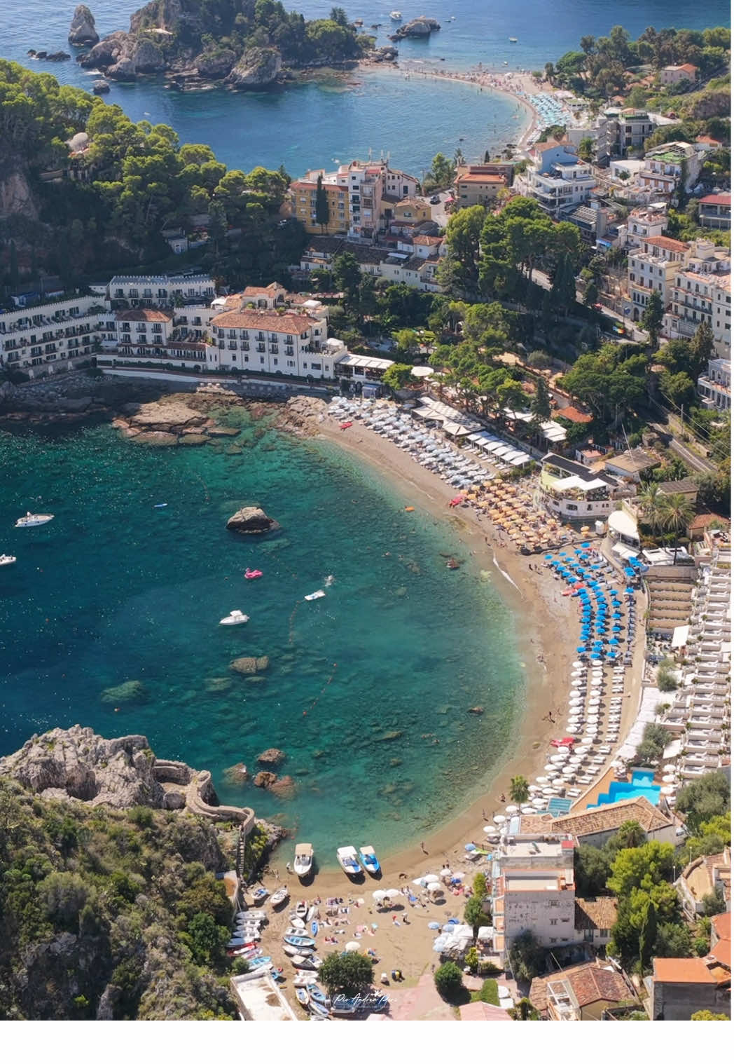 Sicilia Bedda. La senti prima ancora di vederla: un richiamo che ti attraversa. Quando arrivi, qualcosa dentro si ferma… e qualcosa riparte. Qui il mare non bagna: guarisce. Il vento non soffia: sussurra il tuo nome. La luce non illumina: rivela ciò che avevi dimenticato di essere. Ogni pietra, ogni vicolo, ogni respiro… ti prende l’anima e la rimette al suo posto. E mentre la musica ti vibra nel petto, capisci la verità: Sicilia Bedda non è un luogo. È il battito che ti mancava #sicilia #sicily #siciliabedda 