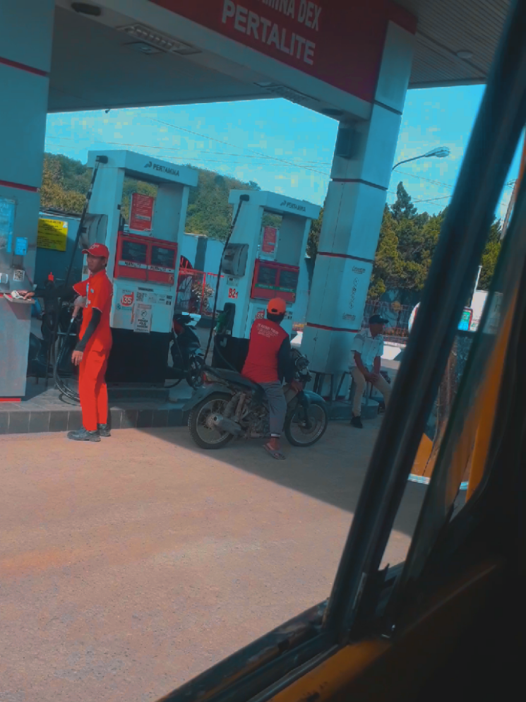 Kelangkaan BBM jenis solar. Lagi dan lagi antri ngisi BBM (Solar), tolong penjelasane pak pres, kaya kie bae ta waktune ntek nggo ngantri solar tok. #antrisolar #spbupertamina #fyp #fypシ #fyppppppppppppppppppppppp 