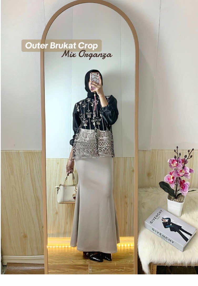 Outer brukat crop cocok bgt sih buat kondangan/wisuda karena modelnya super cakep bgttt🖤 outernya dari @qaqa.daily  #outerbrukat #outerkondangan #outfitkondangan #outfitwisuda #outfitinspo 