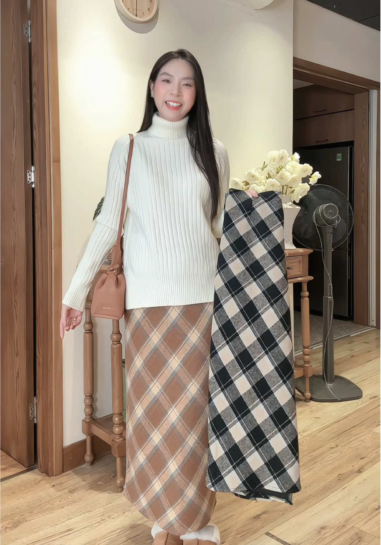 Chân váy dài phối tông be nâu siêu thanh lịch ✨ dáng suông che khuyết điểm cực đỉnh.” #linhlunglieng #chanvay #chanvaycaro