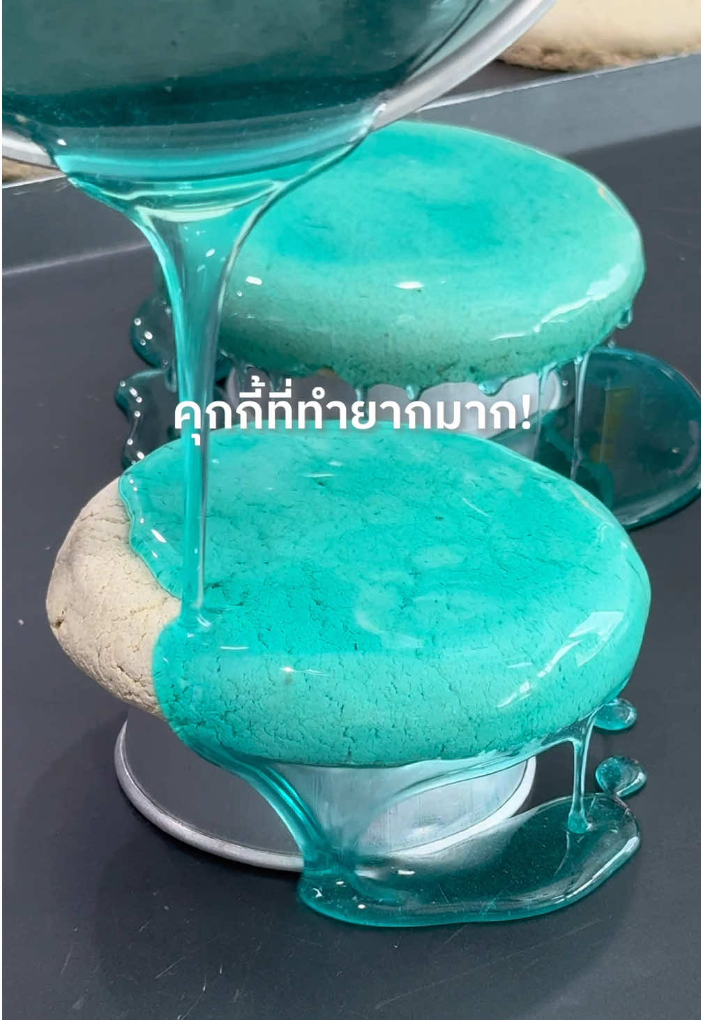 🧊Crystal Blueberry Tanghulu Cookie 🍪✨ ❄️คุกกี้ที่เราเกือบจะไม่ได้เอาออกมาให้ทุกคนชิมแล้วเพราะว่าน้องทำยากมาก! ขั้นตอนเยอะและต้องทำวันต่อวัน🥺 🚨จำนวนจำกัด! เฉพาะที่งาน Disney The Magical stars เท่านั้นนะคะ #CrystalBlueberryTanghuluCookie #tanghulu #cookie #tanghulucookie #therollingpinn 