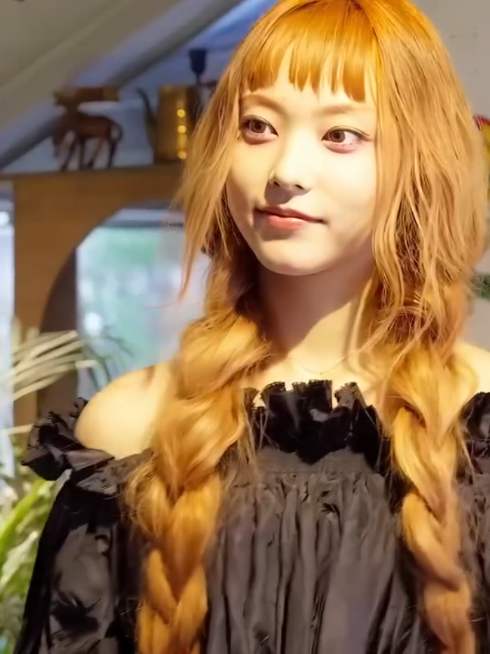 Omg there is a cat !! #haerin #newjeans #fyp 