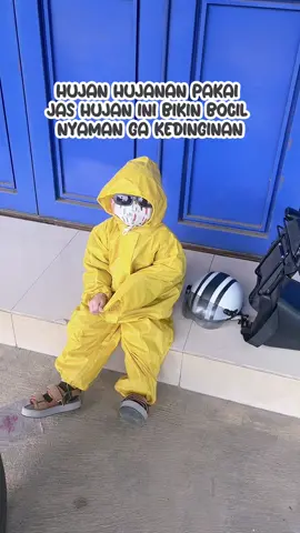 Pakai jas hujan gini bikin anak makin gemoy😍💖✨ #jashujananak #jashujanjumpsuitanak #mantelanak #toodler #bayilucu 