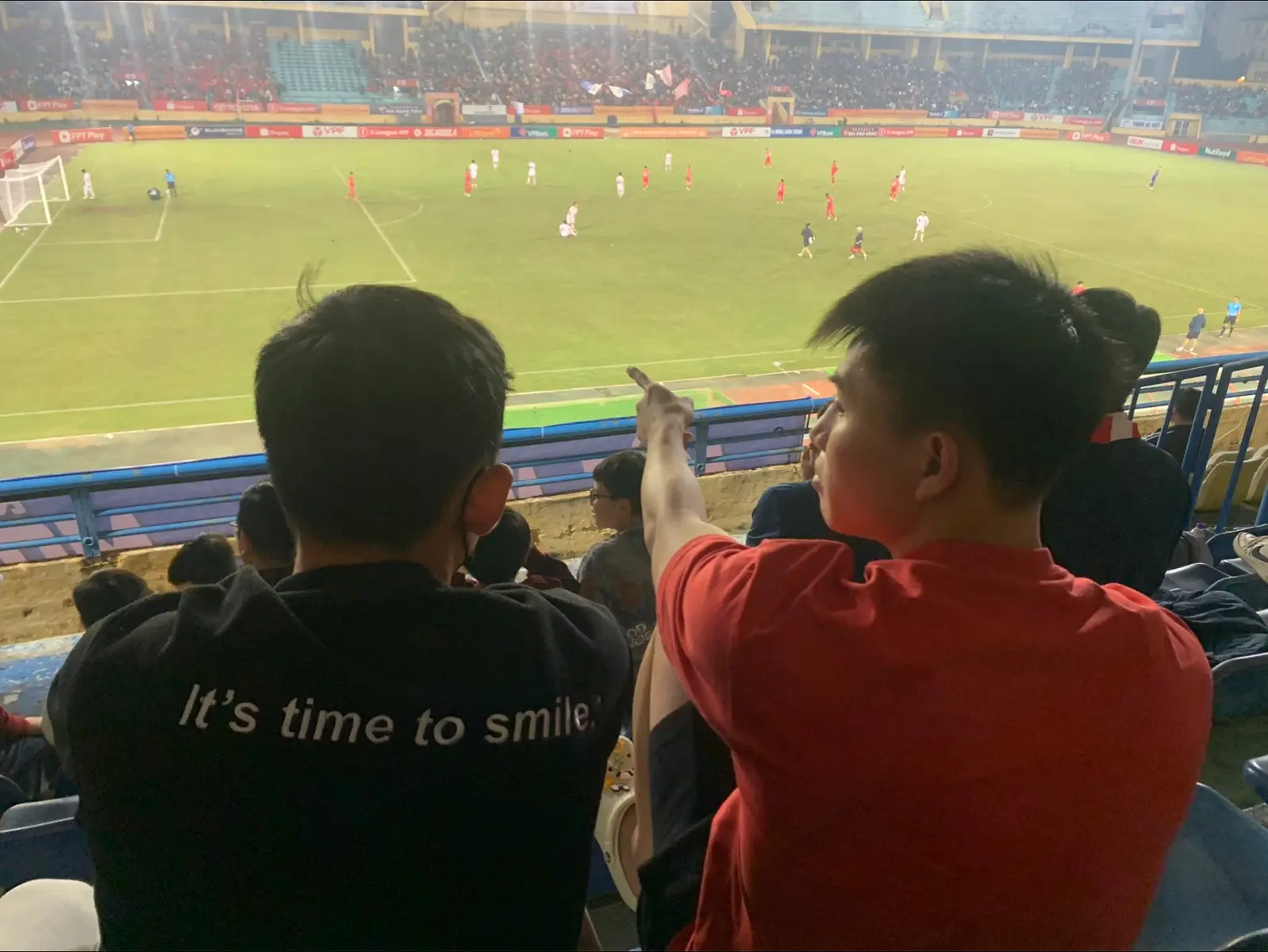 Bắt gặp chính thất và người tình ko danh phận của việt anh đi xem bóng đá cùng nhau 🤣🤣🤣