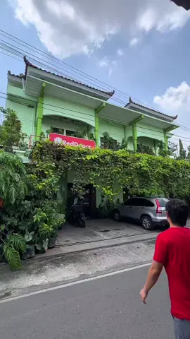 Mulai jalan santai di Kota Solo, suasananya adem dan setiap sudut selalu punya cerita. Nah, kalau lagi cari properti yang nyaman dan harganya masuk akal, Red Doorz near Puro Mangkunegaran Solo ini wajib banget masuk list. . Lokasinya super strategis, berada tepat di tengah kota, jadi mau ke mana pun tinggal jalan sebentar. Dari tempat wisata, pusat kuliner, sampai spot belanja, semuanya dekat dan gampang dijangkau. Fasilitasnya juga lengkap dan bersih, bikin istirahat setelah seharian keliling kota jadi makin enak. . Buat yang lagi rencanain trip ke Solo, kalian bisa cek semua pilihannya lewat aplikasi Red Doorz, tinggal pilih sesuai kebutuhan. Jangan lupa masukkan kode promo YUKNGINEP biar dapat harga lebih hemat. . Jadi, kalau mau pengalaman menginap yang nyaman, terjangkau, dan dekat ke mana saja—Red Doorz near Puro Mangkunegaran Solo bisa jadi pilihan terbaik untuk perjalanan kalian berikutnya. . #RedTravelers
 #BukaSemuaPintu #RedDoorz #rekomendasisologurih #sologurih @RedDoorz Indonesia 