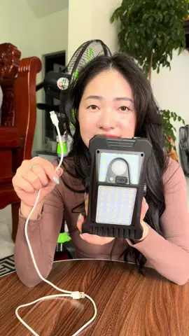 đèn năng lượng mặt trời kẹp tích điện #dennangluongmattroi #denkepnangluongmattroi #denkepnangluong 