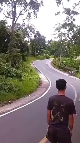 Detik-detik Mobil Brimob Masuk Jurang di Tebing Batu Manula, Sempat Tabrak Fuso yang Sedang Parkir Sebuah mobil Brimob mengalami kecel4kaan di kawasan Tebing Batu Manula perbatasan Lampung Bengkulu pada Minggu (23/11) siang.  Diduga akibat rem blong, kendaraan tersebut hilang kendali dan menabrak sebuah truk fuso yang sedang berhenti menunggu giliran untuk diderek. Usai menabrak fuso, mobil Brimob kemudian terjun ke jurang sedalam kurang lebih 50 meter.Beruntung driver truk brimob selamat dan langsung dibawa ke rumah sakit terdekat #polisi #polisiindonesia #sopir #sopirtruck #sopirtrukpunyacerita 