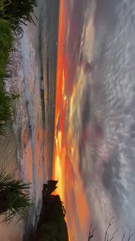 Gak akan bosen dan gak akan pernah bosen memandangi senja… #pantaigunungkidul #midodarenbeach #widodarenbeach #wisatajogja #gunungkidulyogyakarta 