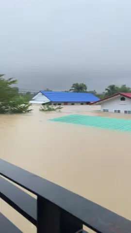ชั้นสองไม่รอดแล้วครับ … #น้ําท่วม68 #หาดใหญ่ 