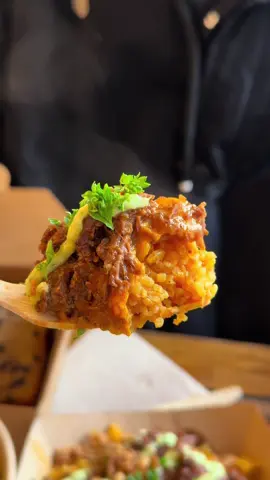 Une adresse de folie!! Le montage m’a clairement donné l’eau à la bouche.  Attention au piment 🌶️🌶️🌶️ L’adresse est à la fin de la vidéo bisouuuus  *invitation   mon avis est 100% honnête  #streetfood #parisrestaurant #africain #dégustation #bonnesadressesparis 