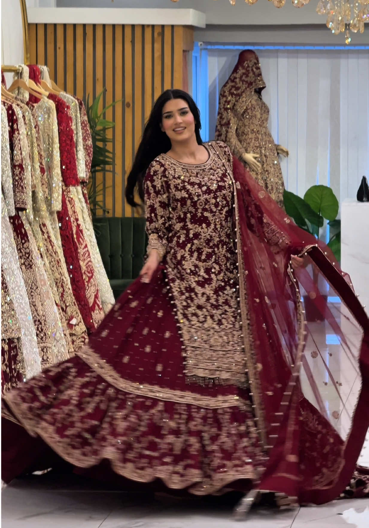 WHEN YOU DONT HAVE ENOUGH SPACE TO SPIN PERFECTLY 😂 AMAZING BEAUTIFUL BRIDAL OUTFIT 🫠❤️#7aatrang #fyp #unfreezemyaccount #mehendi #million 