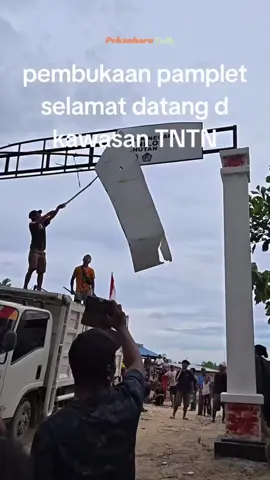 😭😭😭 @prabowo  Aksi demo yang berlangsung di kawasan Taman Nasional Tesso Nilo (TNTN) kembali menuai k3c4m4n luas. Sejumlah massa secara terang-terangan m3rvs4k aset dan prasarana dan bahkan mengusir petugas satgas yang sedang bertugas menjaga kawasan konservasi tersebut.  1r0n1snya, tindakan itu direkam, diviralkan, dan diposting sendiri oleh mereka di media sosial. Dalam unggahan resmi akun pengelola TNTN, petugas menyayangkan aksi para pendemo yang dinilai tidak hanya m3rvs4k fasilitas, tetapi juga mengancam kelestarian satwa dan habitat liar yang dilindungi negara.  TNTN merupakan rumah terakhir bagi gajah Sumatera dan berbagai satwa lain yang kini semakin terdesak akibat perambahan manusia. Petugas lapangan yang berupaya memberikan penjelasan dengan cara humanis justru d1us1r oleh massa. Aksi ini dinilai bertentangan dengan prinsip kemanusiaan serta aturan perlindungan kawasan konservasi. Warga Riau pun berharap pemerintah pusat memberi perhatian serius dan menindak tegas para p3l4kv. Kita mendesak agar tindakan perusakan fasilitas negara dan intimidasi terhadap petugas tidak dibiarkan. “Kasihan para satwa di TNTN jika habitat mereka terus d1rvs4k seperti ini,” ujar seorang warga yang ikut menyuarakan keprihatinan di media sosial.  Warga menilai aksi seperti ini tidak hanya mencoreng hukum negara, tetapi juga mengancam keberlangsungan ekosistem yang menjadi warisan penting bagi generasi mendatang. Yuk gencarkan suara ini masyarakat Riau demi menjaga kelestarian kawasan Tesso Nilo dan memberi perlindungan bagi satwa yang hidup di dalamnya. 📷 wardinnababan, btn_tessonilo  #pekanbarutalk #savetntn 