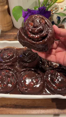 لفائف القرفة بالشوكولاتة  المكونات  العجينة  ٢٠٠ مل حليب دافئ - ٣/٤ كوب  ملعقتين كبيرة سكر  ملعقة كبيرة خميرة فورية  بيضة  ملعقة صغيرة فانيلا  ٦٠ جرام مسحوق الكاكاو - ١/٢ كوب ٣٠٠ جرام دقيق - كوبين + ١/٢ كوب  ٨٠ جرام زبدة بحرارة الغرفة - ١/٣ كوب رشه ملح  في العجانة نحط كل المكونات ونعجنها الى ما تصير عجينة ناعمة ومتجانسة  تتخمر من ساعة ونص لساعتين  الحشوة  ١٠٠ جرام زبدة بحرارة الغرفة - ١/٢ كوب ١٠٠ جرام سكر بني - ١/٢ كوب  ملعقتين كبيرة قرفة  ملعقتين كبيرة مسحوق كاكاو  قطع شوكلاتة بالحليب بعد ما نحشيها نضيف عليها الشوكلاتة ونشكلها  تتخمر ربع ساعة ونضيف عليها كريمة الخفق  نخبزها في فرن مسخن مسبقا على حرارة ١٨٠ من تحت  من ٢٥  الى ٣٠ دقيقة  بس تجهز نغطي عليها عشان ما تنشف  الصوص  ١٢٠ مل كريمة خفق - ١/٢ كوب  ١٥٠ جرام شوكولاتة بالحليب - حوالي كوب  الشوكلاتة كريا من الامداد العصري متوفرة فقط في الفروع * #chocolate #cinnamonroll #explore #foryou 