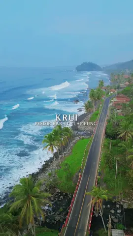 Ombaknya halus, anginnya pelan, dan garis pantainya panjang seperti nggak ada habisnya. Krui di Pesisir Barat Lampung tuh tempat yang bikin hati auto tenang, mau santai di pantai sampai lihat sunset, semuanya terasa pas banget Cr/IG: @aboutnature_ind 📍 Pesisir Barat Krui, Lampung #WonderfulIndonesia #ExploreLampung #Krui #PesisirBarat 