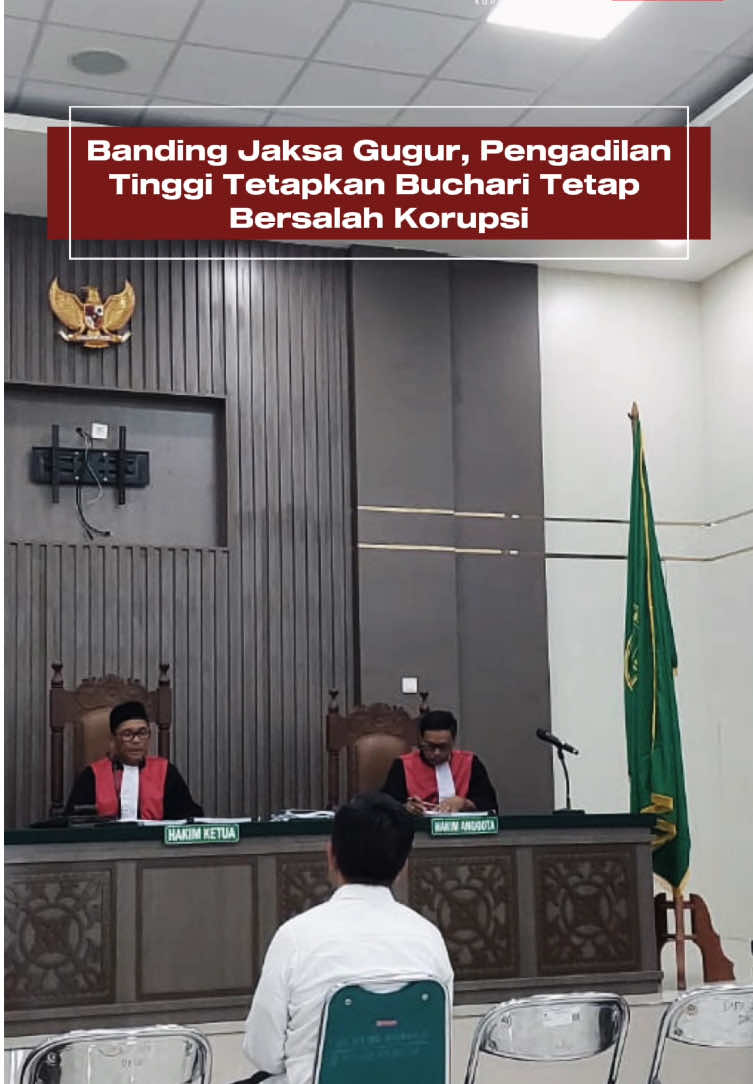 Banda Aceh – Pengadilan Tinggi (PT) Banda Aceh pada Kamis (20/11) memutuskan menolak permohonan banding yang diajukan Penuntut Umum dalam perkara tindak pidana korupsi dengan terdakwa Buchari A.P., M.Si., Bin Umar Abdullah. Sementara itu, majelis hakim menyatakan menerima permohonan banding yang diajukan terdakwa, sebagaimana dibacakan pada Senin (24/11/2025).
 Putusan tersebut tertuang dalam perkara Nomor 30/PID.SUS/TPK/OR/2025/PT BNA, yang sekaligus mengubah amar Putusan Pengadilan Tipikor Banda Aceh Nomor 27/Pid.Sus-TPK/2023/PN Bna tanggal 3 Oktober 2025, khususnya terkait kualifikasi tindak pidana.
 Dalam amar putusannya, majelis hakim menyatakan bahwa terdakwa Buchari tetap terbukti secara sah dan meyakinkan bersalah melakukan tindak pidana korupsi sebagaimana dakwaan subsidiair. Pengadilan Tinggi juga menguatkan putusan Pengadilan Tipikor Banda Aceh untuk seluruh bagian lainnya, serta menetapkan terdakwa tetap berada dalam tahanan.
 Pada tingkat banding, majelis menjatuhkan biaya perkara sebesar Rp5.000 kepada terdakwa. Putusan tersebut dibacakan oleh majelis hakim yang dipimpin Rahmawati, S.H., dengan anggota Firmansyah, S.H., M.H., dan M. Joni Kemri, S.Pi., S.H.
 Dengan ditolaknya banding Jaksa Penuntut Umum, maka putusan Pengadilan Tipikor Banda Aceh sebelumnya pada dasarnya tetap berlaku, dengan penyesuaian pada kualifikasi tindak pidana sebagaimana ditetapkan oleh Pengadilan Tinggi.
 #fypage #aceh #tipikor #pengadilan 