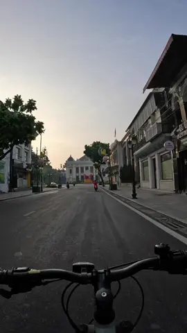 Cảm nhận không khí se lạnh, trong lành, ít xe cộ đi lại của buổi sáng sớm  #bicycle #đạpxe #fyp 