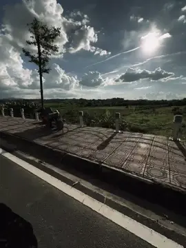 愛就是這樣。 「愛讓我們的心迷失，那些甜蜜的瞬間隨著時間的流逝而消逝。我曾相信愛是永恆的，但如今看來，它只是生命中的一瞬，短暫而脆弱。我愛過，我期盼過，但那愛就像雲朵，在我們再也無法相見時消散。tình yêu là. 