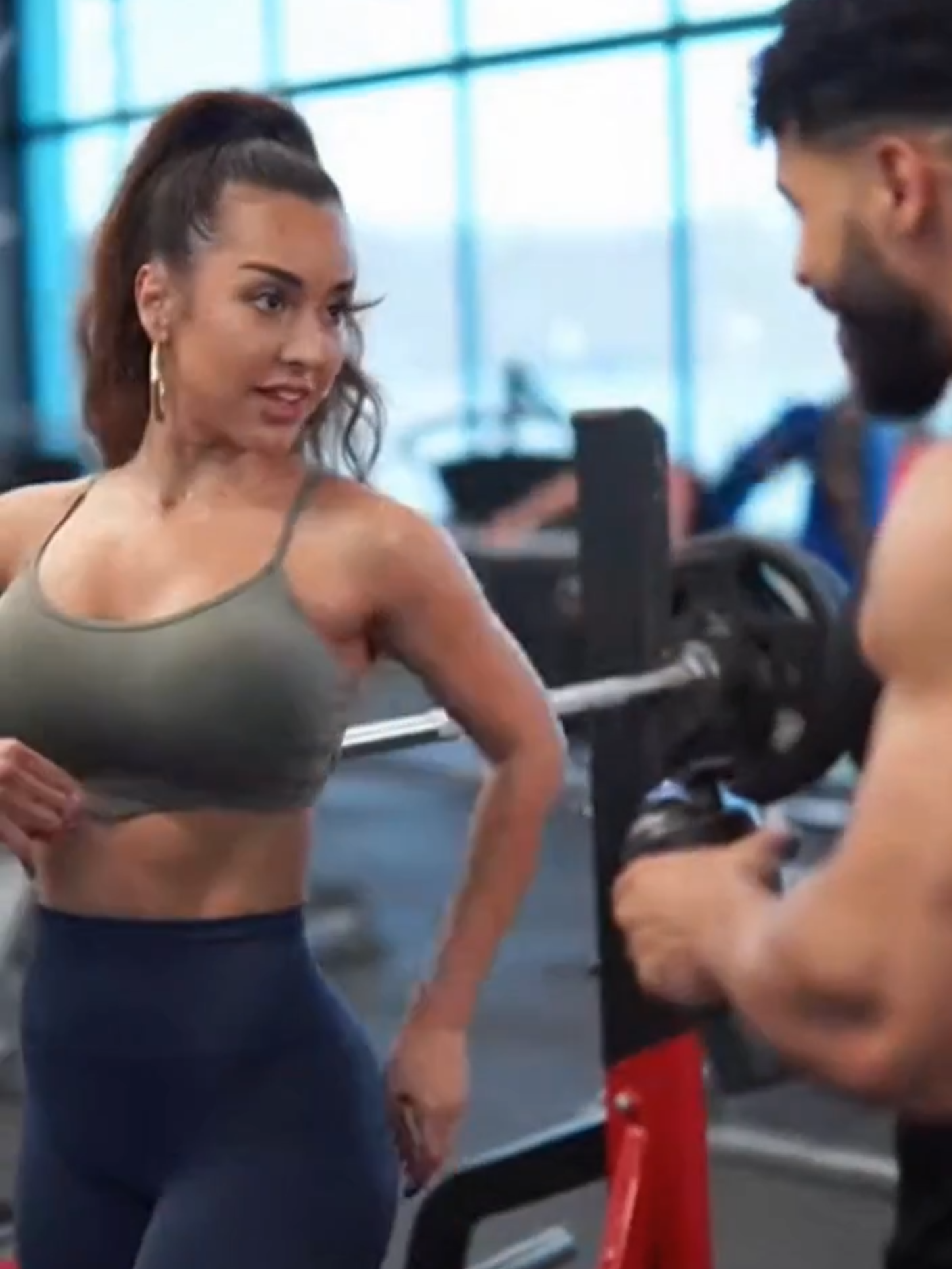 Mulher com voz grossa por causa de esteroide sofre preconceito? Infelizmente, sim. Muita gente ainda associa “voz fina” à feminilidade e estranha quando uma mulher aparece musculosa, com voz grave e traços virilizados. Isso abre espaço para piadas, comentários maldosos, desconfiança sobre “ser mulher de verdade” e até julgamento moral, como se o corpo e a voz dela fossem assunto público. Do ponto de vista médico, o uso de esteroides anabolizantes e de testosterona em doses altas pode engrossar a voz, porque aumenta a espessura das pregas vocais. Em muitas mulheres, essa mudança é parcial ou totalmente irreversível. Ou seja: mesmo parando o uso, a voz pode não voltar ao que era antes. Relatos de mulheres usuárias de esteroides mostram: 1. Voz mais grossa, rouca ou “masculinizada”. 2. Serem confundidas com homens ao telefone ou em atendimentos. 3. Vergonha de falar em público, medo de julgamento e de perder oportunidades profissionais. 4. Comentários agressivos em academia e redes sociais, como se o uso de esteroide autorizasse qualquer um a criticar sua aparência. Além disso, estudos sobre mulheres no fisiculturismo e no uso de esteroides descrevem um padrão de estigma: elas são vistas como “exageradas”, “sem noção”, “menos femininas” ou “erradas” por fugir do padrão de corpo e comportamento esperado para mulher. Não é só a voz; é o pacote inteiro: músculo, pelos, mandíbula mais marcada, mudança na pele, etc. Tudo isso vira alvo de julgamento. É importante separar as coisas: 1. O risco físico é real: voz grossa, alteração menstrual, fertilidade, fígado, coração, pressão, entre outros. 2. O preconceito é social: vem de normas de gênero e da dificuldade das pessoas em aceitar corpos e vozes diferentes. Se a mulher decidiu usar hormônios, o mínimo é que tenha: 1. Acompanhamento com médico (endócrino, gineco, médico do esporte). 2. Orientação clara sobre efeitos permanentes, inclusive na voz. 3. Acesso a fonoaudiólogo e otorrino, caso a voz esteja incomodando ou atrapalhando trabalho e vida social. 4. Apoio psicológico, porque a soma de colaterais físicos + julgamento externo pesa muito na saúde mental. No fim, a voz grossa não torna ninguém menos mulher. O que precisa mudar não é a voz dela, mas o olhar das pessoas sobre o corpo feminino fora do padrão. Se quiser aprofundar o assunto (principalmente se você é mulher, atleta ou pensa em usar hormônios), vale estudar os riscos, entender que alguns efeitos são irreversíveis e refletir se vale a pena trocar a saúde e a voz por um shape mais rápido. Perguntas comuns sobre o tema 1. Toda mulher que usa esteroide vai ficar com a voz grossa?    Não. O risco depende da droga, da dose, do tempo de uso e da sensibilidade individual. Mas qualquer esteroide androgênico em dose suprafisiológica aumenta o risco de engrossar a voz, principalmente se o uso for prolongado. 2. A voz volta ao normal depois de parar com o esteroide?    Na maioria dos relatos, não volta 100% ao que era antes. Em alguns casos, a mudança é leve e melhora com o tempo; em outros, a alteração é intensa e permanente. Por isso, médicos costumam alertar que voz grossa é um dos efeitos mais difíceis (ou impossíveis) de reverter. 3. Dá para usar “dose baixa” e não engrossar a voz?    Não existe dose totalmente segura para voz quando se fala de abuso estético de esteroides. Dose menor pode reduzir o risco, mas não zera. Algumas mulheres relatam mudança de voz mesmo com doses consideradas “baixas” por quem prescreve. 4. Fonoaudiólogo consegue “afinar” a voz que engrossou com esteroide?    A fonoaudiologia pode ajudar a melhorar projeção, clareza, cansaço ao falar e estratégias para usar melhor a voz. Mas, se a anatomia das pregas vocais mudou de forma importante, é limitado o quanto a voz volta a soar mais aguda. Em casos selecionados, alguns médicos avaliam cirurgia, mas não é simples nem garantido.