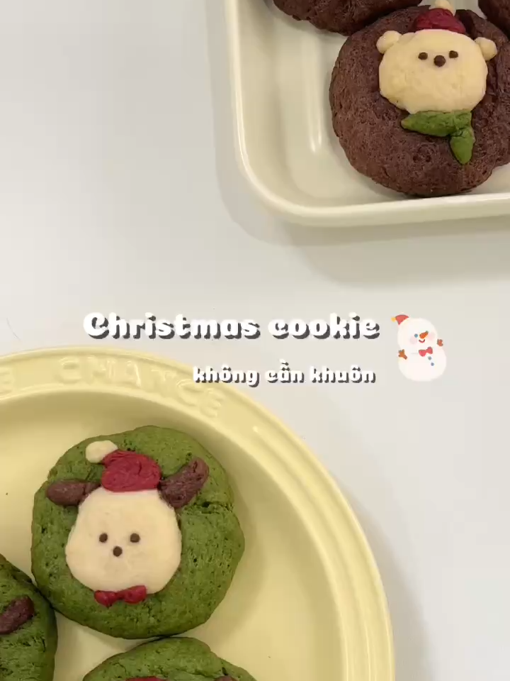 Bạn Có Biết Rằng Cookies Christmas Hoàn Toàn Có Thể Làm Mà Không Cần Khuôn? Giáng Sinh luôn mang một vẻ đẹp rất riêng—ấm áp, nhẹ nhàng và đầy cảm xúc. Từ phần bột mềm mịn, mỗi chiếc cookies được nắn hình theo cách tối giản nhưng sang trọng: cây thông được vuốt nhọn đầu, người tuyết tròn đầy, hay những chiếc cookies tròn cổ điển mang vibe holiday ấm áp. Mỗi chiếc bánh là một dấu ấn riêng, mang vẻ đẹp thủ công mà khuôn mẫu không thể tạo ra được. Bí quyết nằm ở sự nhẹ nhàng: đừng trộn bột quá tay, giữ bột mịn – ẩm và để nghỉ trước khi nướng để bánh nứt ra những đường tinh xảo như được thiết kế. Những điều tưởng chừng nhỏ bé ấy lại tạo nên một mẻ bánh Giáng Sinh thanh lịch và giàu cảm xúc. Và nếu bạn đang tìm một món quà đơn giản nhưng ý nghĩa, hãy thử làm ngay những chiếc cookies này để tặng người thân trong mùa lễ—một món quà mang trọn sự ấm áp và tinh tế. Let me know if you want the recipe. ✨🎄 #LamidBakery #ChristmasCookies #ElegantBaking #HolidayVibes #HandmadeGifts #CookieArt #XmasTreats #trinhvanbo