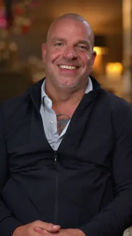 Nino was locked in, maar de deur niet 🫣  #reality #andyenmelisa #andyvandermeijde Andy en Melisa geven een rauwe inkijk in hun turbulente leven. Een bestaan dat inmiddels wordt gedomineerd door hun kinderen. Dochters Lily en Roxy zijn uitgegroeid tot echte pubers die geen blad voor de mond nemen. Daarnaast zijn Andy en Melisa ook druk met hun zoon Nino die alle goedbedoelende opvoedadviezen overboord gooit en droomt van een carrière als DJ. Alle ballen in de lucht voor het tweetal. Andy & Melisa stream je elke woensdag!