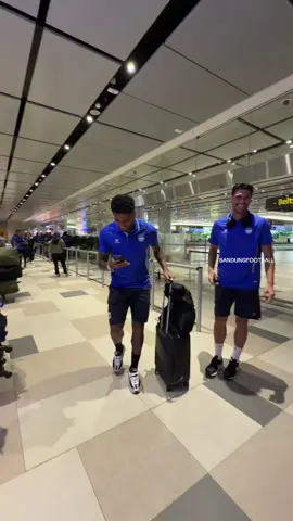 𝑺𝒊𝒏𝒈𝒂𝒑𝒐𝒓𝒆, here we come! 🇸🇬💙 The Persib team arrived at Changi Airport, Singapore at 8:30 p.m.