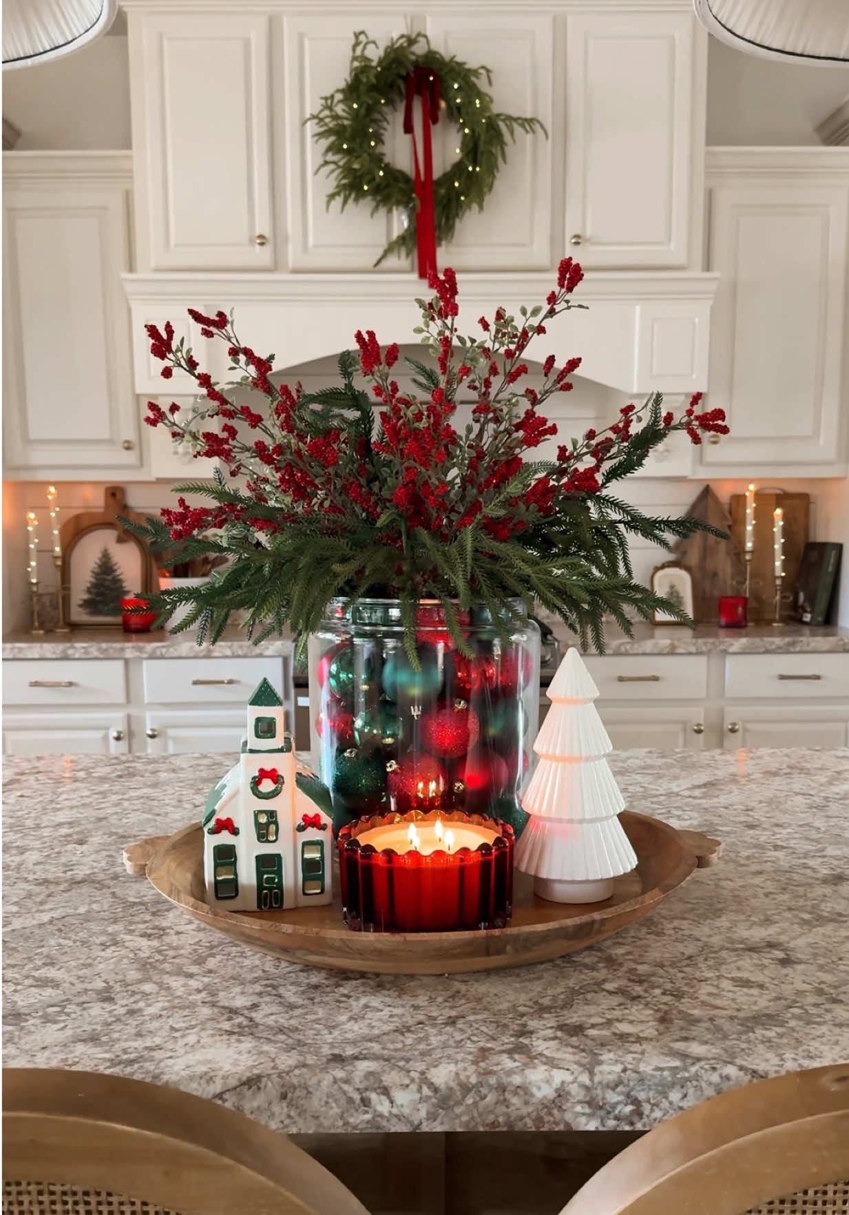 Christmas ornament centerpiece!🎄🎄❤️ This one felt so festive with the red and green combo! Are you a neutral Christmas person? Traditional Christmas? Or colorful Christmas?🎄❤️ I think my favorite is traditional, red, green, gold.🎄😍 #christmas #christmasdecor #christmascenterpiece #christmascountdown 